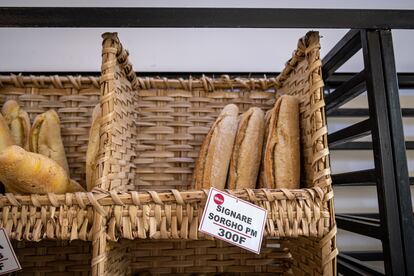 'Baguettes' fabricadas con sorgo, un cereal autóctono, en la panadería Mburu, en Dakar.