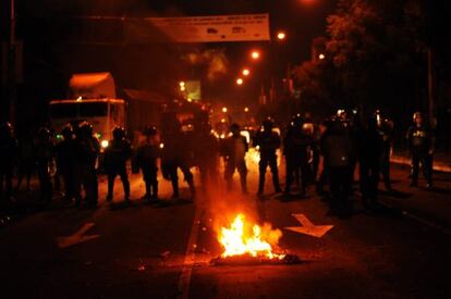 Miembros de la brigada especial de la policía nacional vigilan una protesta el pasado 8 de noviembre en Managua (Nicaragua).