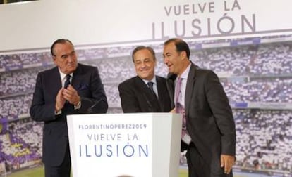 Fernando Fernández-Tapia, a la izquierda, junto al presidente del Real Madrid, Florentino Pérez, y Eduardo Fernández de Blas, durante la presentación de la candidatura de Pérez a la presidencia del Real Madrid en 2009.
