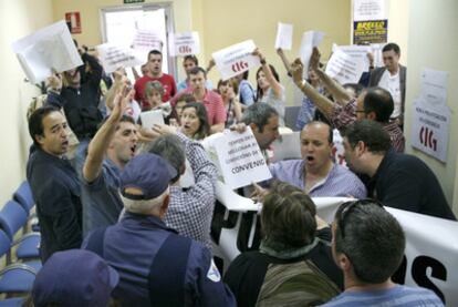 En torno a 40 delegados del Consorcio de Igualdade e Benestar (en la foto) se encerraron ayer en su sede de Santiago para protestar por el retraso en la reunión con los gerentes del servicio, pendiente desde febrero.