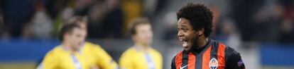 Luiz Adriano celebra su gol de penalti.