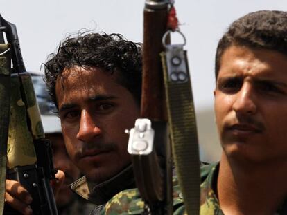 Milicianos Huthi patrullan en un cami&oacute;n en una calle de San&aacute;.