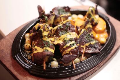 Anticuchos de corazón de ternera en el restaurante Katary.