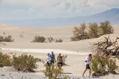 Turistas caminan por una de las laderas al llegar a uno de los puntos más calientes de la zona. 
