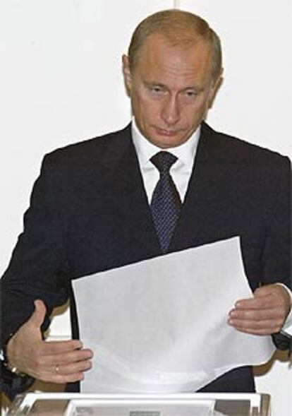 En la imagen, el presidente Vladímir Putin desposita su voto en un colegio electoral de Moscú.