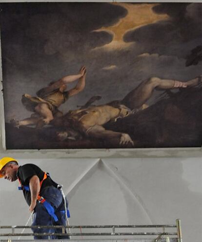 Un operario de Bienes Artísticos y Culturales, ayer ante el <i>David y Goliat</i> <b>de Tiziano.</b>