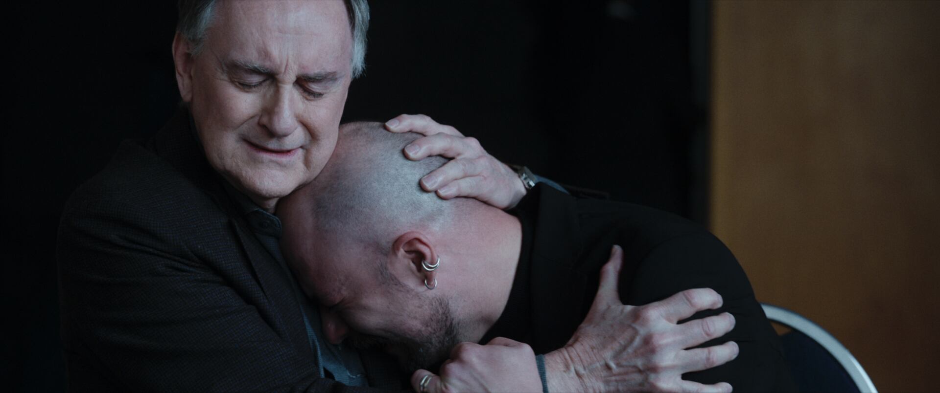 Yves Jacques (izquierda) y Marc-André Grondin, en la secuencia del funeral en 'El sucesor'.