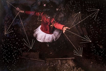 Imagen perteneciente al fotolibro 'Luciérnagas' de Yael Martínez, publicado por This Book is True / Magnum Foundation (2025).