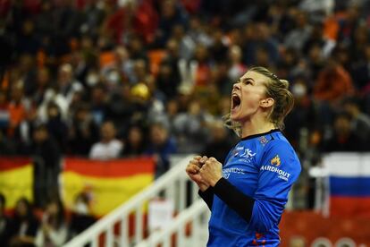 Tess Wester, portera de la selección holandesa durante el partido.