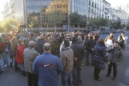 Funcionarios de prisiones se concentran frente a la sede de Servicios Penitenciarios en Barcelona en protesta por los recortes.
