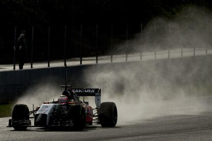 El piloto de Force India Nico Hulkenberg probando su monoplaza en Jerez.