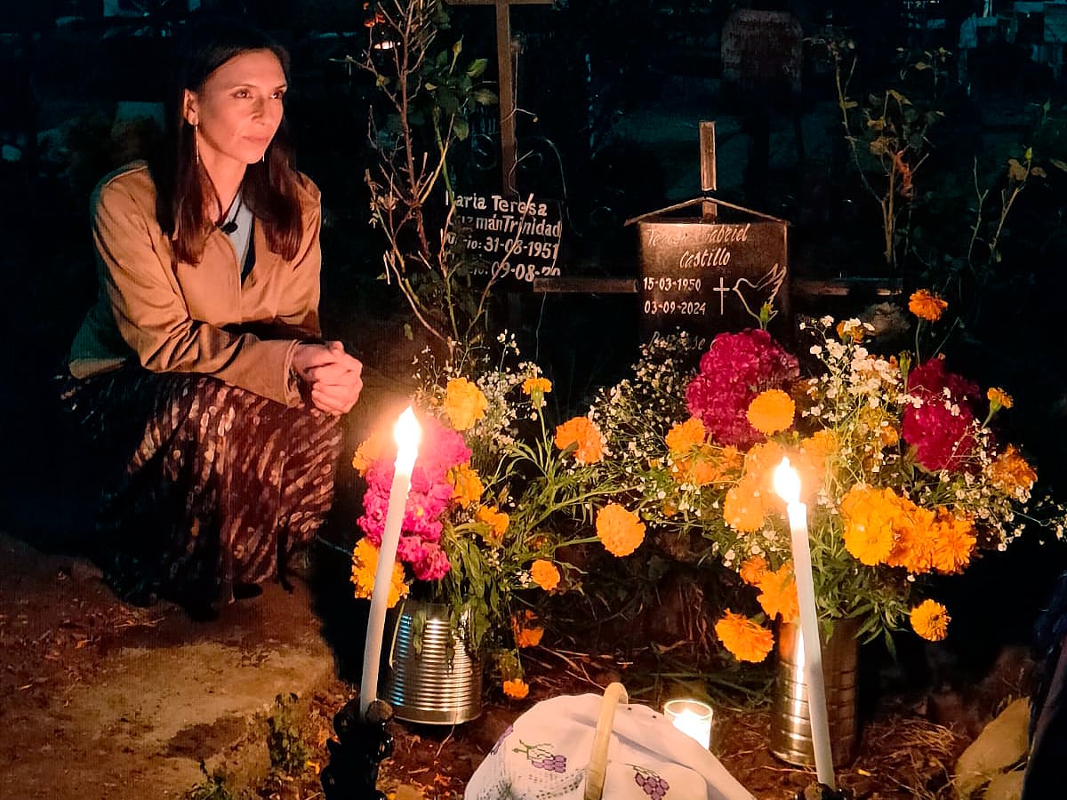 La presentadora Verónica Zumalacárregui, en una visita nocturna a un cementerio de Michoacán.