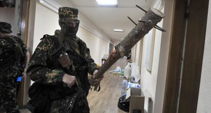 Un miliciano prorruso vigila un edificio estatal en Donetsk, el pasado mayo.