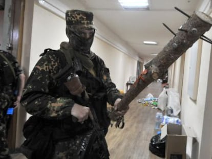 Um miliciano pró-russo em um prédio estatal em Donetsk.