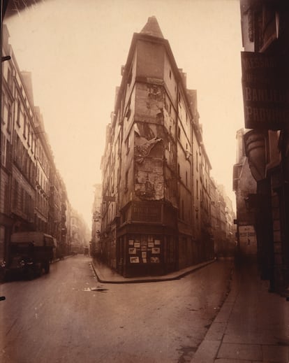 <i>Esquina de la Rue de Seine,</i> 1924. George Eastman House © Eugène Atget / Álbum de Man Ray / George Eastman House.