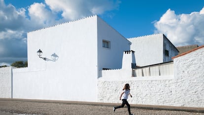 Una calle de Vegaviana (Cáceres), en 2016, en una fotografía de Ana Amado y Andrés Patiño.