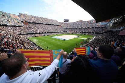 Vista general del estadio de Mestalla durante un minuto de silencio en homenaje a las víctimas de la dana el 23 de noviembre de 2024.