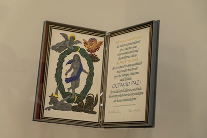 El diploma que acompaña la medalla del Nobel, con la ilustración única que corresponde a cada premio. Únicamente los diplomas en la categoría de Literatura se realizan sobre un tipo especial de cuero tratado.
