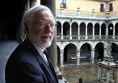 El matemático Thomas Banchoff, ayer, en el claustro del Institut d&#39;Estudis Catalans, en Barcelona.