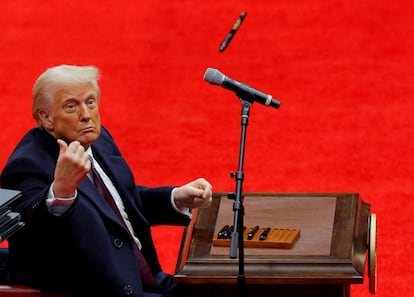 El presidente de Estados Unidos, Donald Trump, lanza un bolgrafo tras la firma de decenas de rdenes ejecutivas, este lunes en el  Capital One Arena en Washington. 