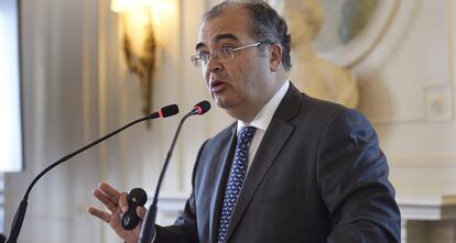 El presidente del Banco Popular, &Aacute;ngel Ron, durante una conferencia este verano en Santander