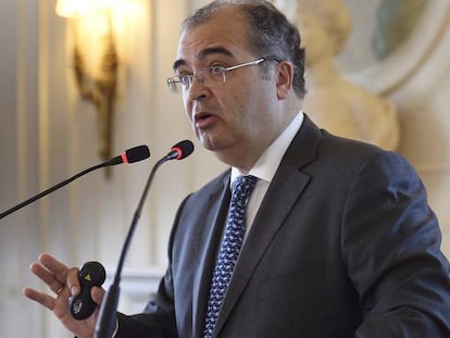 El presidente del Banco Popular, &Aacute;ngel Ron, durante una conferencia este verano en Santander