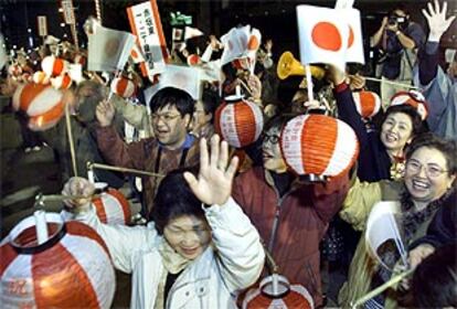 Decenas de personas han acudido al palacio Togu de Tokio con lamparitas de papel y banderas para desear larga vida a la recién nacida.