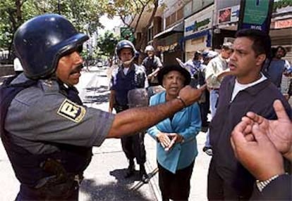 Simpatizantes del depuesto presidente venezolano Hugo Chávez discuten con la policía en las calles de Caracas.