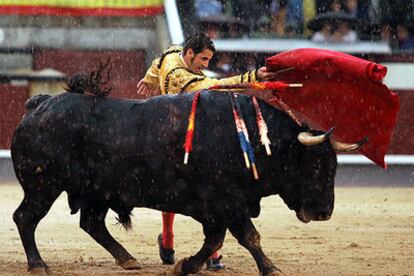 Juan José Padilla, durante la faena a su primer toro en medio del diluvio.