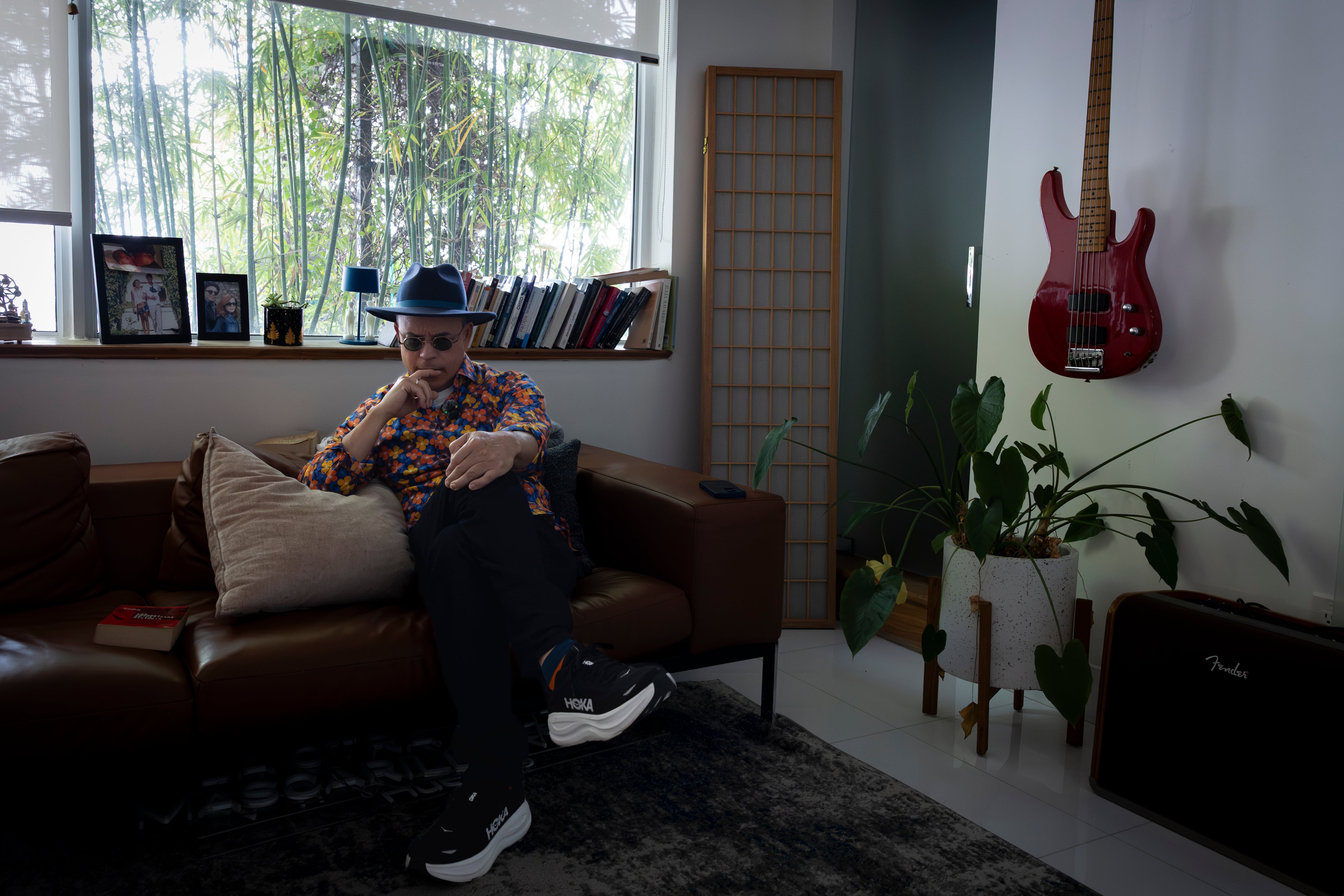 El artista cubano Alexis Valdés durante una entrevista en Miami.