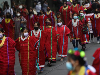 Mujeres indígenas mexicanas marchan durante una manifestación para reclamar visibilidad.