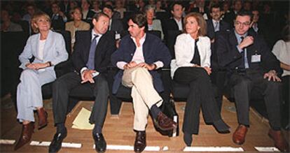 Esperanza Aguirre, Pío García-Escudero, José María Aznar, Ana Botella y Alberto Ruiz-Gallardón, ayer en el Congreso del PP de Madrid.