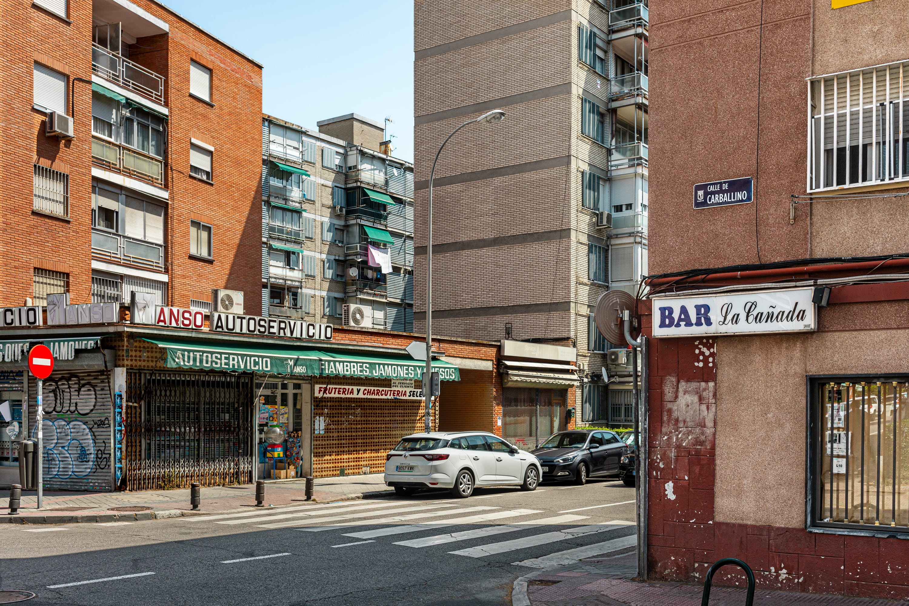 El bar La Cañada se encuentra en el barrio de Campamento, de Madrid, como podría encontrarse en cualquier otro lugar de España. 