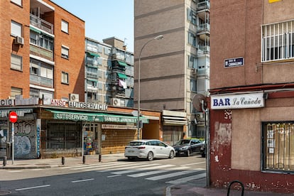 El bar La Cañada se encuentra en el barrio de Campamento, de Madrid, como podría encontrarse en cualquier otro lugar de España. 
