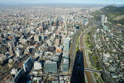 El río Mapocho fluye por la Ciudad de Santiago de Chile.