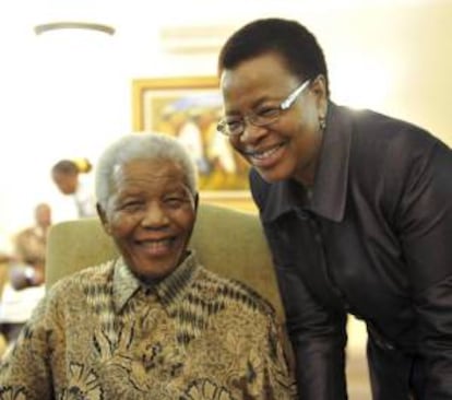 El expresidente sudafricano Nelson Mandela con su esposa Graca Machel en su residencia privada.