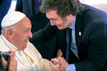 El papa Francisco y el presidente de Argentina, Javier Milei, durante la segunda jornada del G-7, este viernes en Savelletri.