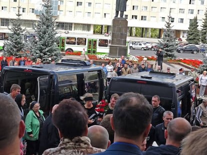 Asistentes al funeral de las víctimas de la explosión en una base militar, el 12 de agosto en Sarov.