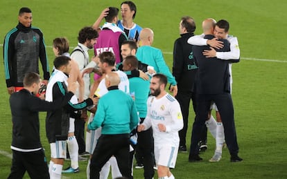 Celebración entre el equipo técnico y los jugadores tras finalizar el partido.

 