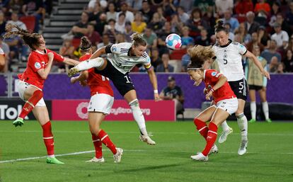 Alexandra Popp cabecea entre tres rivales austríacas.