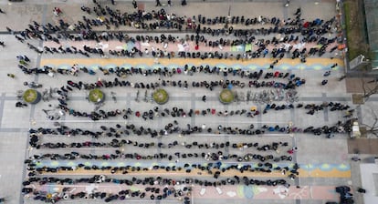 Centenares de personas esperan su turno para comprar mascarillas en Seúl (Corea del Sur), el 28 de febrero.