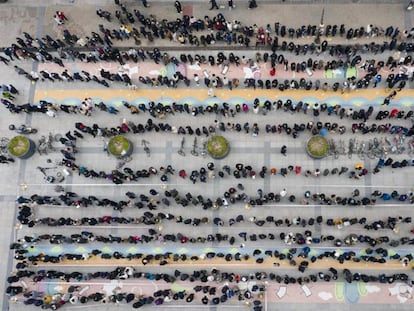 Centenares de personas esperan su turno para comprar mascarillas en Seúl (Corea del Sur), el 28 de febrero.