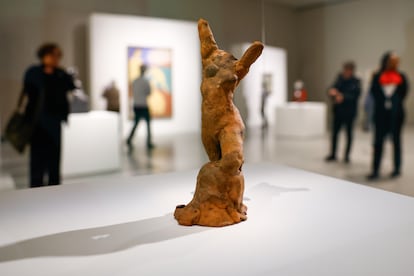 La escultura 'Nu débout, très cambré (1906-1907), de Matisse, en las salas de la exposición. Es una de las obras representadas en 'El taller rojo' (1911).
