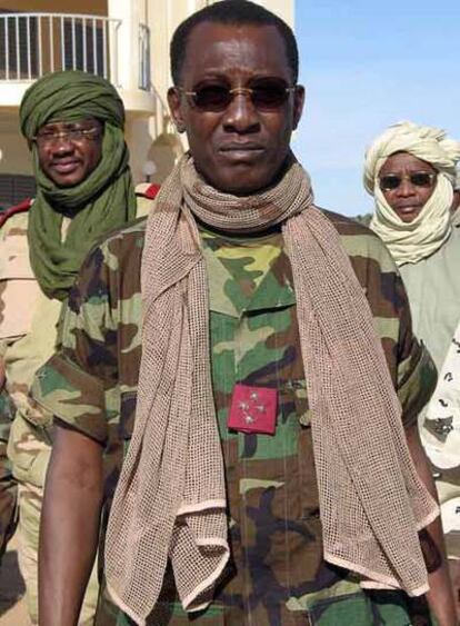 El presidente chadiano, Idriss Deby, supervisa sus tropas en 2006