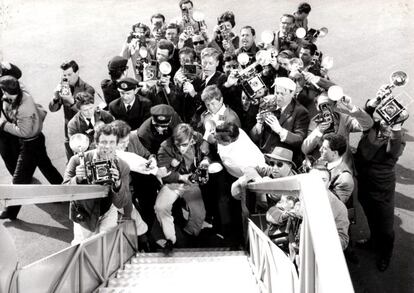 Federico Fellini entronizaba en su comedia humana y paseo por la vida y la muerte, la figura del fotógrafo Paparazzo sobre una vespa como nuevo agente accidental del paisaje urbano a la caza y captura de toda clase de celebridades.