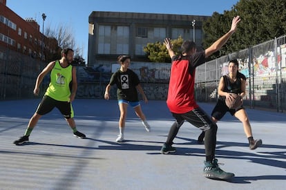 Varios integrantes de la Liga Cooperativa de Baloncesto en la cancha de la calle Ulisesen, el denominado Parque Rojo, en Madrid.