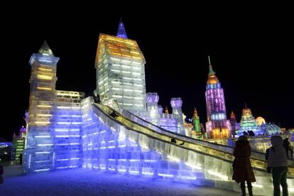 Luces de colores iluminan la ciudad de hielo de Harbin. La instalación forma parte del festival anual internacional de esculturas de hielo y nieve que comenzó el 5 de enero.