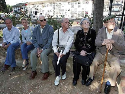 Luis Raya, Carmen Montes de la Rosa, Antonio González, Antonio Gutiérrez, María Inés Raya y Luis Raya (padre del anterior), familiares de víctimas de la Guerra Civil, en la exhumación de una fosa común en un cementerio de Córdoba.