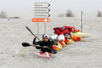 Dos remeros sacan este domingo embarcaciones del Centro Náutico Montemor-o-Velho, inundado y aislado debido a la crecida del río Mondego por las fuertes lluvias en Montemor- O-Velho, localidad portuguesa situada a unos 200 kilómetros al norte de Lisboa.