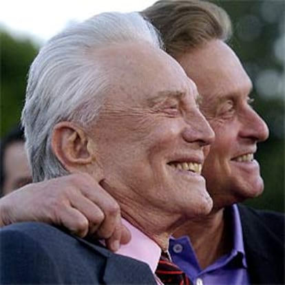 Kirk y Michael Douglas, el pasado lunes en Los Ángeles, en la presentación de <i>It runs in the family.</i>